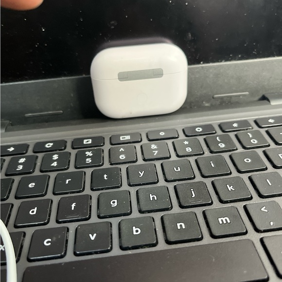 White Wireless Earbuds Case - Picture 2 of 2